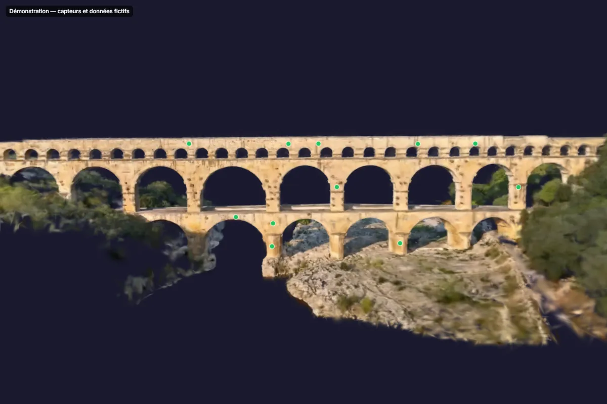 لقطة من العارض ثلاثي الأبعاد لـ SensyTwin (الواجهة باللغة الفرنسية): جسر Pont du Gard معاد بناؤه بتقنية Gaussian Splatting، من الأمام، مع علامات لمستشعرات وهمية